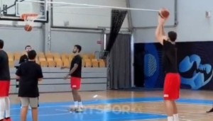 申京训练中连续命中14记三分 欧锦赛至今三分命中率37.5%