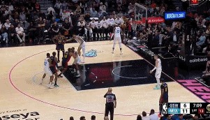 压迫感拉满！巴特勒发球5秒违例 维金斯回来被逼出8秒违例