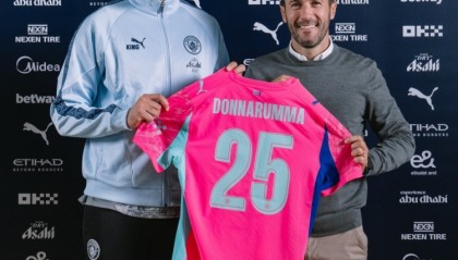 门将强援！曼城社媒晒多纳鲁马亮相照片：他来了🤩