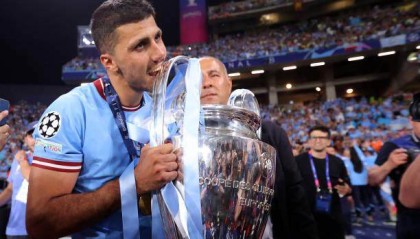 kaiyun.com-惊天一脚定乾坤！勤奋的曼城铁腰正在迈向世界第一